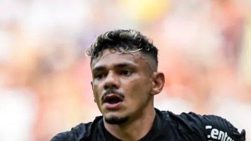 RJ - RIO DE JANEIRO - 08/10/2023 - BRASILEIRO A 2023, FLUMINENSE X BOTAFOGO - Tiquinho Soares jogador do Botafogo comemora seu gol durante partida contra o Fluminense no estadio Maracana pelo campeonato Brasileiro A 2023. Foto: Thiago Ribeiro/AGIF