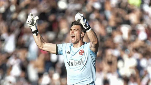RJ - RIO DE JANEIRO - 16/09/2023 - BRASILEIRO A 2023, VASCO X FLUMINENSE - Leo Jardim goleiro do Vasco durante partida contra o Fluminense no estadio Engenhao pelo campeonato Brasileiro A 2023. Foto: Thiago Ribeiro/AGIF