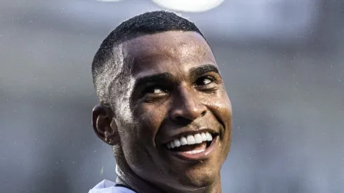 SP - SANTOS - 01/10/2023 - BRASILEIRO A 2023, SANTOS X VASCO - Jean Lucas jogador do Santos comemora seu gol durante partida contra o Vasco no estadio Vila Belmiro pelo campeonato Brasileiro A 2023. Foto: Abner Dourado/AGIF