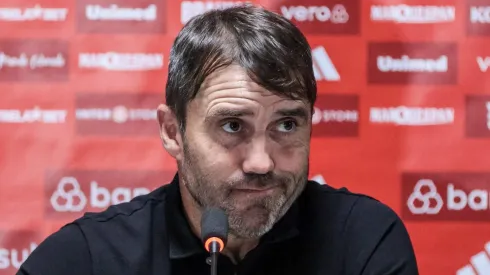 Foto: Robson Mafra/AGIF - Eduardo Coudet tecnico do Internacional durante entrevista coletiva apos a partida contra o Athletico-PR no estadio Arena da Baixada pelo campeonato Brasileiro A 2023.