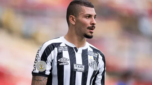 Foto: Jorge Rodrigues/AGIF - Alison: volante é um dos jogadores em fim de contrato com o Santos