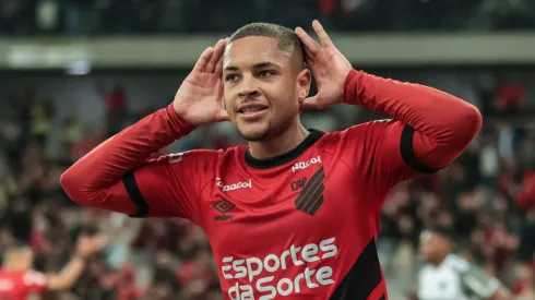 Foto: Robson Mafra/AGIF – Vitor Roque: atacante tem prazo para deixar o Furacão
