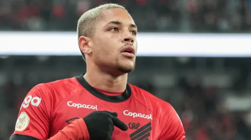 Robson Mafra/AGIF. Vitor Roque tem previsão de retorno atualizada no Athletico-PR