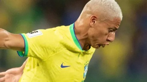 MT – CUIABA – 12/10/2023 – ELIMINATORIAS COPA DO MUNDO 2026, BRASIL X VENEZUELA – Richarlison, jogador do Brasil disputa lance com jogador do Venezuela durante partida no estadio Arena Pantanal pelo campeonato Eliminatorias Copa Do Mundo 2026. Foto: Gil Gomes/AGIF