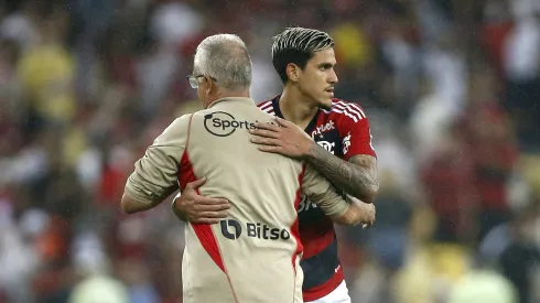RIO DE JANEIRO, BRAZIL - AUGUST 13: Pedro of Flamengo hugs with Dorival Junior coach of Sao Paulo after the match between Flamengo and Sao Paulo as part of Brasileirao 2023 at Maracana Stadium on August 13, 2023 in Rio de Janeiro, Brazil. (Photo by Wagner Meier/Getty Images)