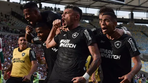 Torcida reclama da ausência de Tiquinho Soares, artilheiro do Botafogo, na Seleção. Foto: Thiago Ribeiro/AGIF