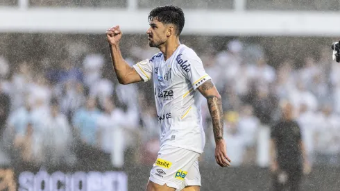 Há dois meses no Santos, João Basso assume papel de liderança no elenco. Foto: Abner Dourado/AGIF