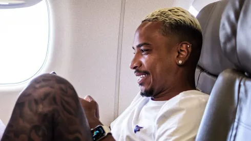 Foto: Gustavo Aleixo/Cruzeiro - Matheus Pereira junto com a delegação do Cruzeiro