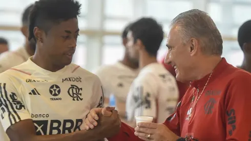 Tite e Bruno Henrique felizes se cumprimentando. Foto: Marcelo Cortes / Flamengo