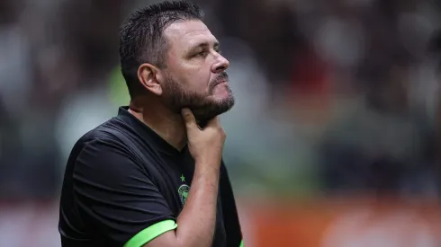 MG - BELO HORIZONTE - 08/10/2023 - BRASILEIRO A 2023, ATLETICO-MG X CORITIBA - Thiago Kosloski tecnico do Coritiba durante partida contra o Atletico-MG no estadio Arena MRV pelo campeonato Brasileiro A 2023. Foto: Gilson Lobo/AGIF