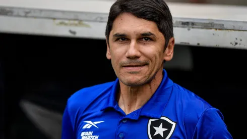Foto: Thiago Ribeiro/AGIF - Lucio Flavio tecnico do Botafogo durante partida contra o Fluminense no estadio Maracana pelo campeonato Brasileiro A 2023.