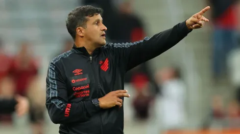 Foto: José Tramontin/athletico.com.br/Divulgação - Wesley Carvalho: técnico tem reforço e vai mexer no Furacão