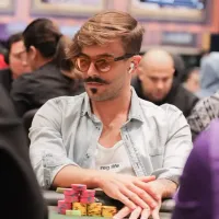 Yuri Martins desbanca argentino em mano a mano de poker online