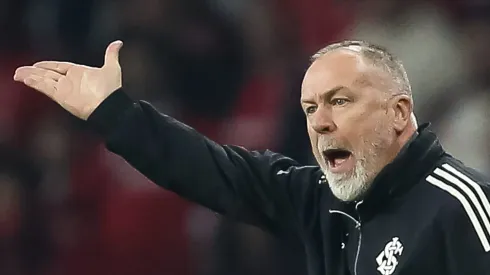 Foto: Pedro H. Tesch/AGIF – Mano Menezes tecnico do Corinthians, enquanto treinador do Internacional durante partida contra o Sao Paulo no estadio Beira-Rio pelo campeonato Brasileiro A 2022.