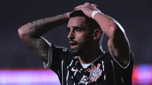 Foto: Ettore Chiereguini/AGIF - Renato Augusto jogador do Corinthians lamenta chance perdida durante partida contra o Sao Paulo no estadio Morumbi pelo campeonato Copa do Brasil 2023.