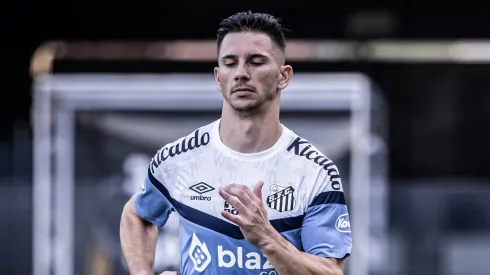 Foto: Raul Baretta/Santos - Maxi Silvera deu entrevista.