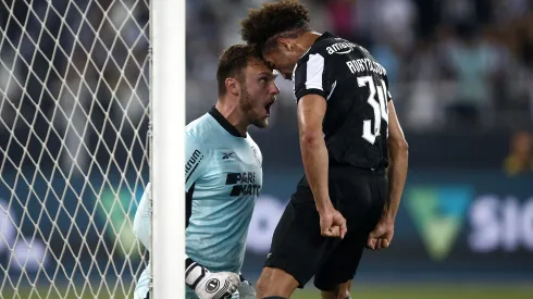 Lucas Perri e Adryelson celebrando juntos em lance pelo Botafogo.<br />
Foto: Wagner Meier/Getty Images.
