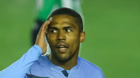 RS - Caxias do Sul - 30/06/2021 - BRASILEIRO A 2021, JUVENTUDE X GREMIO - Douglas Costa jogador do Gremio durante partida contra o Juventude no estadio Alfredo Jaconi pelo campeonato Brasileiro A 2021. Foto: Pedro H. Tesch/AGIF