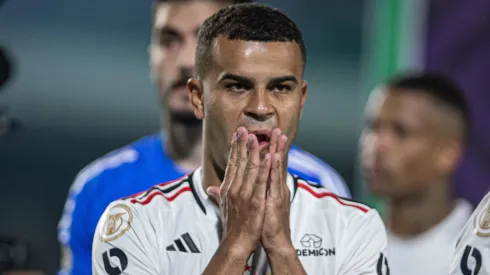 Alisson se lamentando durante o jogo