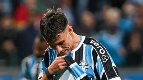 BA - PORTO ALEGRE - 18/10/2023 - BRASILEIRO A 2023, GREMIO X ATHLETICO-PR - Ferreira jogador do Gremio lamenta durante partida contra o Athletico-PR no estadio Arena do Gremio pelo campeonato Brasileiro A 2023. Foto: Maxi Franzoi/AGIF