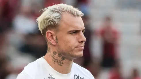 PR - CURITIBA - 24/06/2023 - BRASILEIRO A 2023, ATHLETICO-PR X CORINTHIANS - Roger Guedes jogador do Corinthians durante execucao do hino nacional antes da partida contra o Athletico-PR no estadio Arena da Baixada pelo campeonato BRASILEIRO A 2023. Foto: Robson Mafra/AGIF