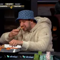 A incrível técnica de COMER e jogar POKER ao mesmo tempo