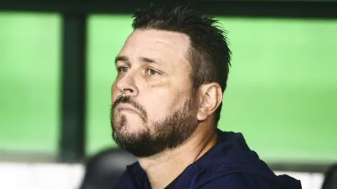 PR - CURITIBA - 18/10/2023 - BRASILEIRO A 2023, CORITIBA X CUIABA - Thiago Kosloski tecnico do Coritiba durante partida contra o Cuiaba no estadio Couto Pereira pelo campeonato Brasileiro A 2023. Foto: Gabriel Machado/AGIF