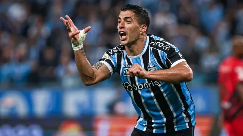 Luis Suárez jogador do Grêmio reclama com a arbitragem durante partida contra o Athletico-PR no estádio Arena do Grêmio pelo Campeonato Brasileiro A 2023. Foto: Maxi Franzoi/AGIF