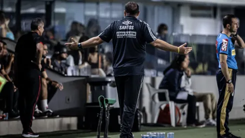 Marcelo Fernandes técnico interino do Santos durante partida contra o Atletico-GO no estádio Vila Belmiro pelo campeonato Brasileiro A 2022. Foto: Raul Baretta/AGIF