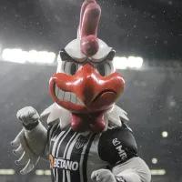 Com balão, caixão e fantasma, torcedores do Galo chegam na Arena