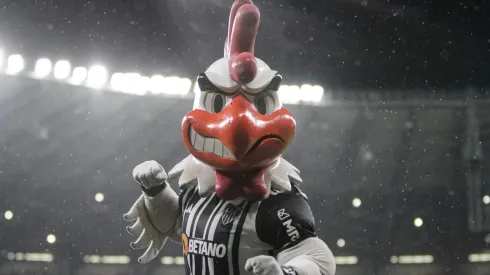 Mascote do Atlético-MG comemora vitoria ao final da partida contra o América-MG no estadio Mineirão pelo campeonato Mineiro 2023. Foto: Fernando Moreno/AGIF