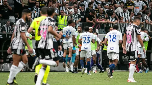 Jogadores do Cruzeiro comemoram vitória ao final da partida contra o Atlético-MG no estádio Arena MRV pelo campeonato Brasileiro A 2023. Foto: Fernando Moreno/AGIF