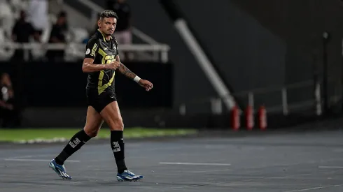 Jogador do Botafogo comemora seu gol durante partida contra o Athletico-PR no estadio Engenhão pelo campeonato Brasileiro A 2023. Foto: Thiago Ribeiro/AGIF