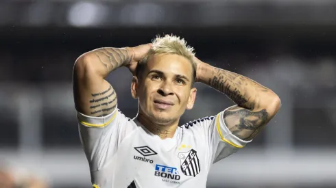 Foto: Abner Dourado/AGIF - Soteldo anima a torcida do Santos