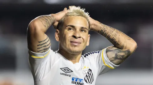 SP - SANTOS - 19/10/2023 - BRASILEIRO A 2023, SANTOS X BRAGANTINO - Soteldo jogador do Santos lamenta derrota ao final da partida contra o Bragantino no estadio Vila Belmiro pelo campeonato Brasileiro A 2023. Foto: Abner Dourado/AGIF