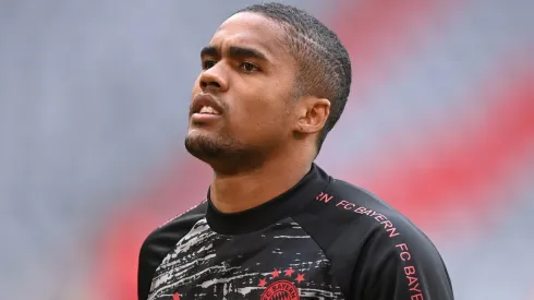 MUNICH, GERMANY - OCTOBER 24: Bayern's Douglas Costa warms up prior to the Bundesliga match between FC Bayern Muenchen and Eintracht Frankfurt at Allianz Arena on October 24, 2020 in Munich, Germany. (Photo by Lukas Barth-Tuttas - Pool/Getty Images)
