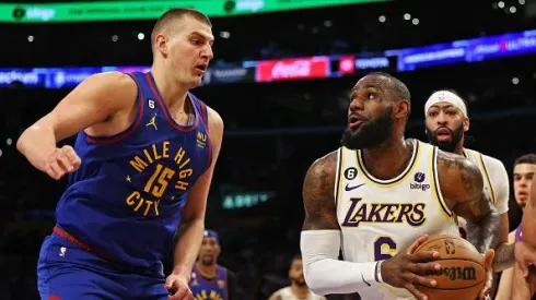 Jokic e LeBron estarão em quadra nesta terça-feira (24)