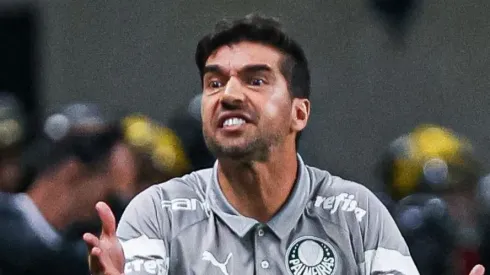 Foto: Maxi Franzoi/AGIF - Abel Ferreira tecnico do Palmeiras durante partida contra o Gremio no estadio Arena do Gremio pelo campeonato Brasileiro A 2023.