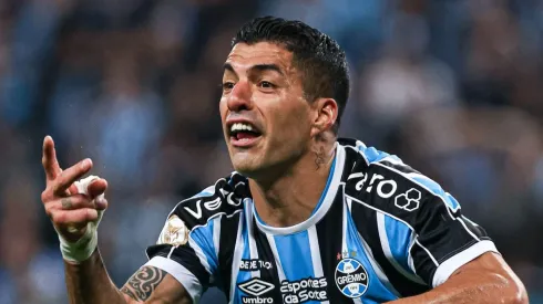 Foto: Maxi Franzoi/AGIF - Luis Suarez jogador do Gremio reclama com a arbitragem durante partida contra o Athletico-PR no estadio Arena do Gremio pelo campeonato Brasileiro A 2023.