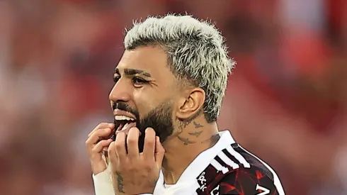 MONTEVIDEO, URUGUAY - NOVEMBER 27: Gabriel Barbosa of Flamengo reacts after the second goal of Palmeiras in the first half of extra time during the final match of Copa CONMEBOL Libertadores 2021 between Palmeiras and Flamengo at Centenario Stadium on November 27, 2021 in Montevideo, Uruguay. (Photo by Buda Mendes/Getty Images)