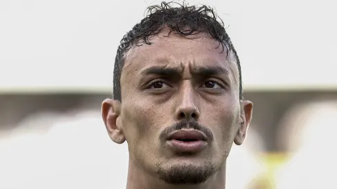 SANTOS, BRAZIL - AUGUST 25: Diego Pituca of Santos looks on prior to a match between Santos and Fortaleza for the Brasileirao Series A 2019 at Vila Belmiro Stadium on August 25, 2019 in Santos, Brazil. (Photo by Miguel Schincariol/Getty Images)