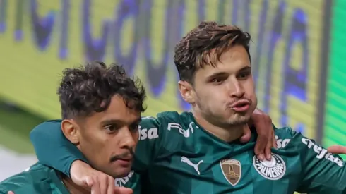 Raphael Veiga jogador do Palmeiras comemora o gol contra de Manoel do Fluminense com Gustavo Scarpa jogador da sua equipe durante partida no estadio Arena Allianz Parque pelo campeonato Brasileiro A 2021. Foto: Marcello Zambrana/AGIF