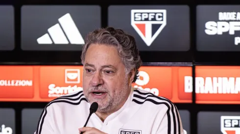 O presidente Julio Casares fala aos jornalistas durante apresentacao oficial de James Rodriguez como jogador do Sao Paulo em coletiva de imprensa realizada no CT Barra Funda. Foto: Abner Dourado/AGIF