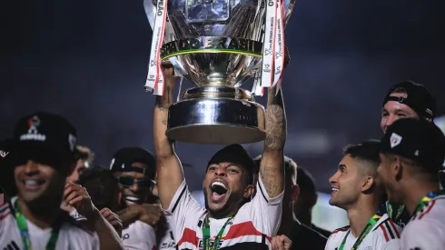 Jogadores do São Paulo comemoram titulo de campeao durante cerimonia de premiacao apos vitoria contra o Flamengo em partida no estadio Morumbi pela decisao do campeonato Copa do Brasil 2023. Foto: Ettore Chiereguini/AGIF