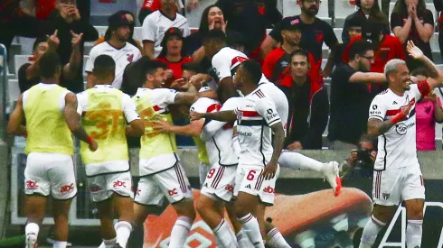 Pablo Maia jogador do Sao Paulo comemora seu gol com jogadores do seu time durante partida contra o Athletico-PR no estadio Arena da Baixada pelo campeonato Brasileiro A 2023. Foto: Gabriel Machado/AGIF