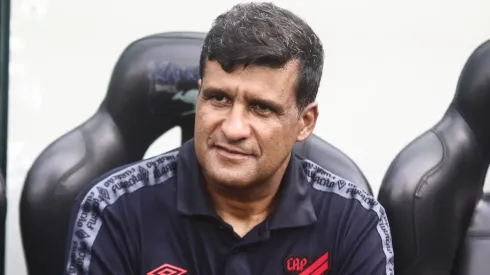 Foto: Gabriel Machado/AGIF - Wesley Carvalho: técnico saiu em defesa de dupla no Furacão