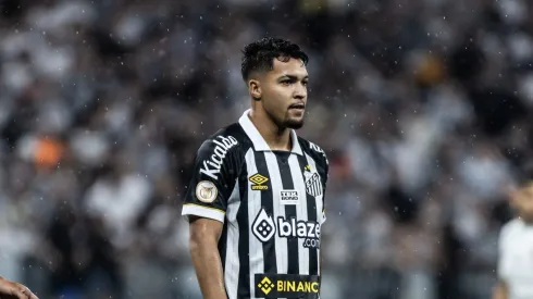 Marcos Leonardo em ação diante do Corinthians