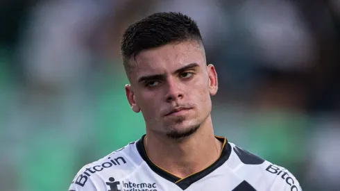 Gabriel Pec jogador do Vasco durante partida contra o Goias no estadio Serrinha pelo campeonato Brasileiro A 2023. Foto: Isabela Azine/AGIF