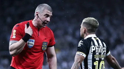 Foto: Fabio Giannelli/AGIF - Daronco deu pênalti em Soteldo.