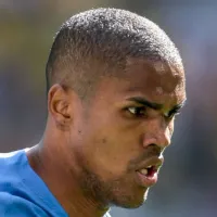 Tricampeão da Libertadores quer Douglas Costa